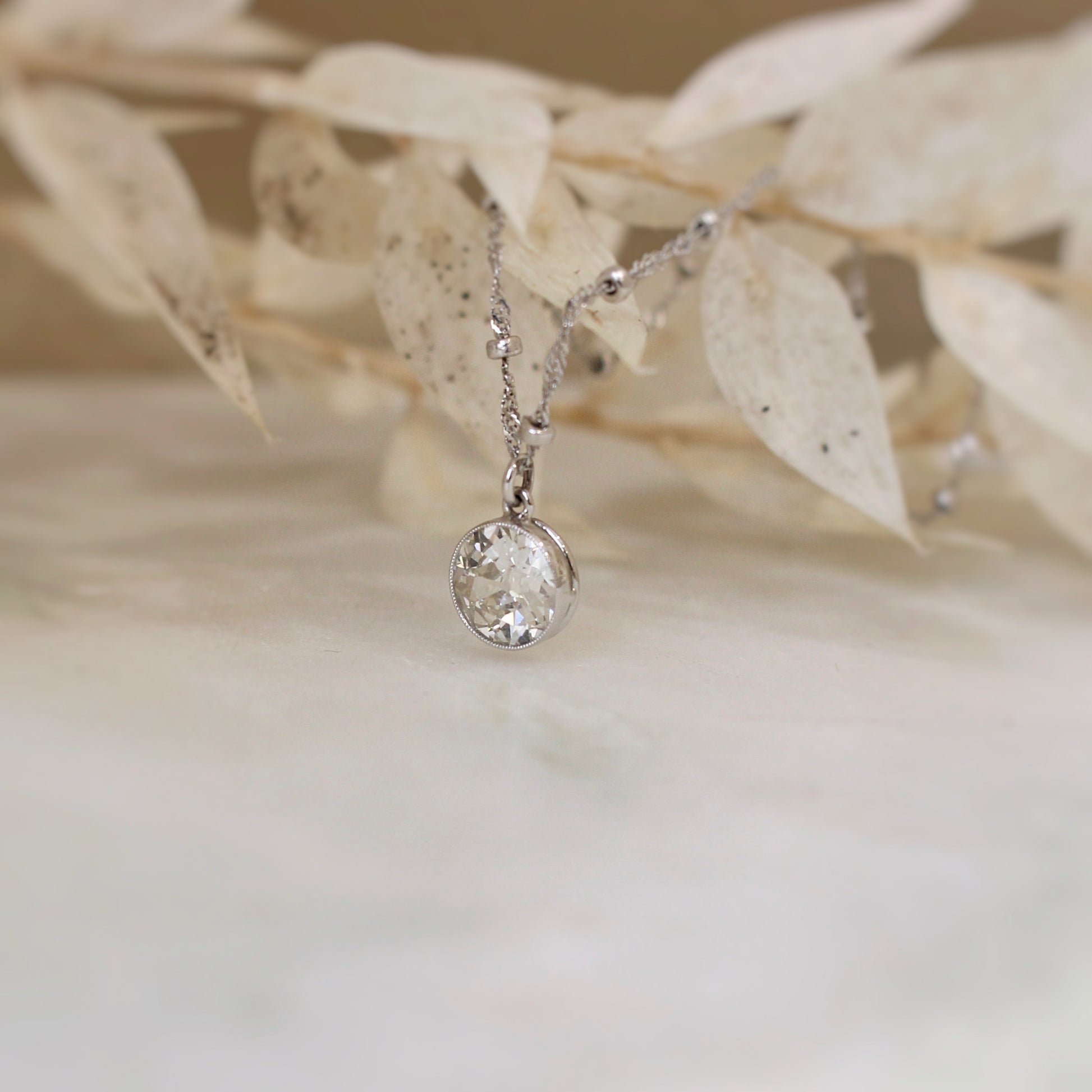 collier solitaire diamant-un diamant taille ancienne de 1,30 carat sur une monture en or blanc 18K