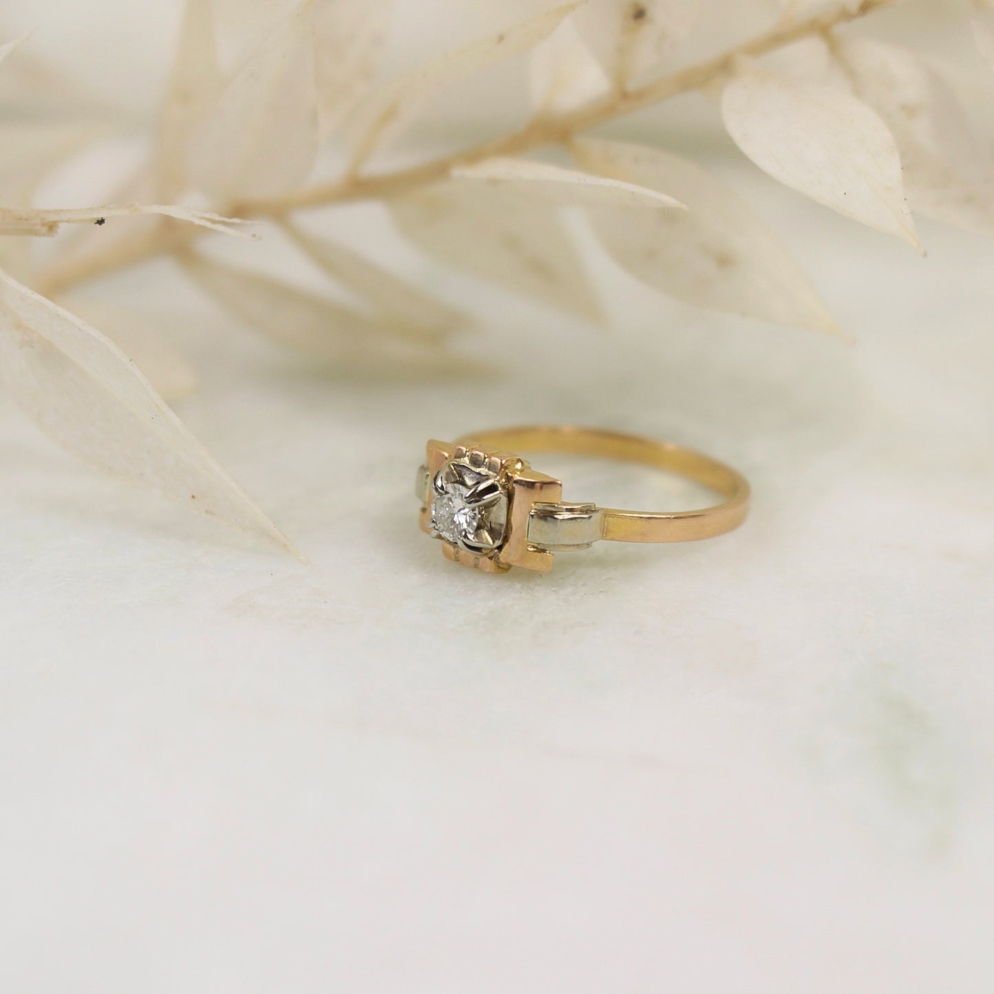 Bague Art Déco, vers 1930, très originale par sa forme rectangulaire aux motifs géométriques qui alternent entre le platine et l'or rose 18 carats dans le respect des codes Art Déco.