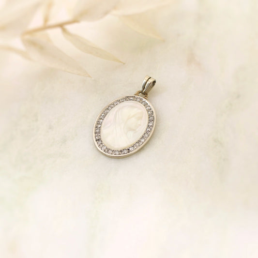 Pendentif vierge en nacre avec entourage diamants