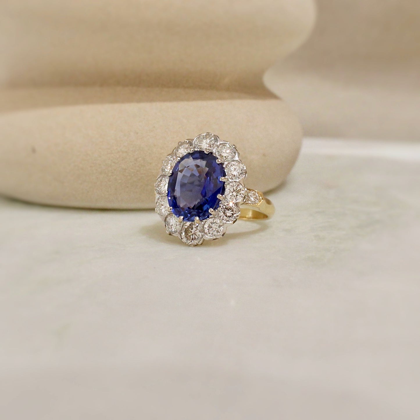 Saphir oval de 3,80 carats entièrement entouré de diamants pour un total de 2 carats- Bague Pompadour Saphir et diamants