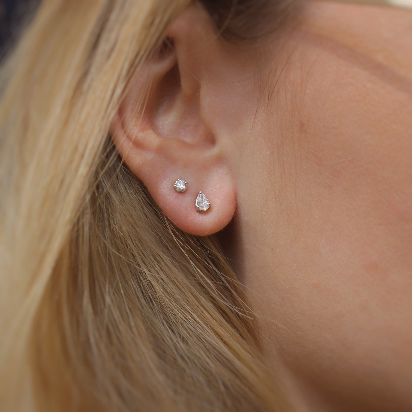 Puces d'oreilles en or blanc 18k et diamants taille poire