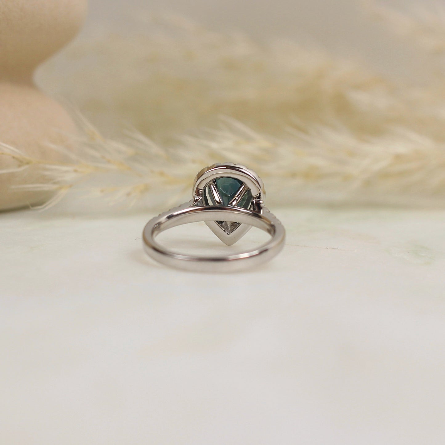 Bague de fiancaille saphir vert et entourage diamants laissant la place pour une alliance sous le panier