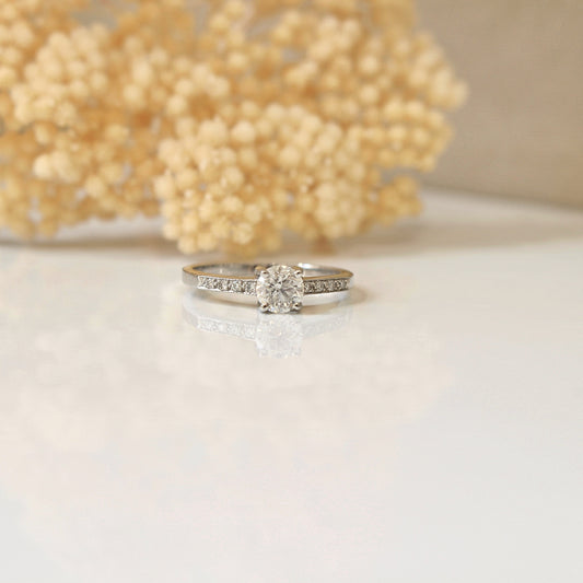 Solitaire diamant épaulé par descente pavée de diamants/pierre cenrale en serti ' griffes/ or gris 18k