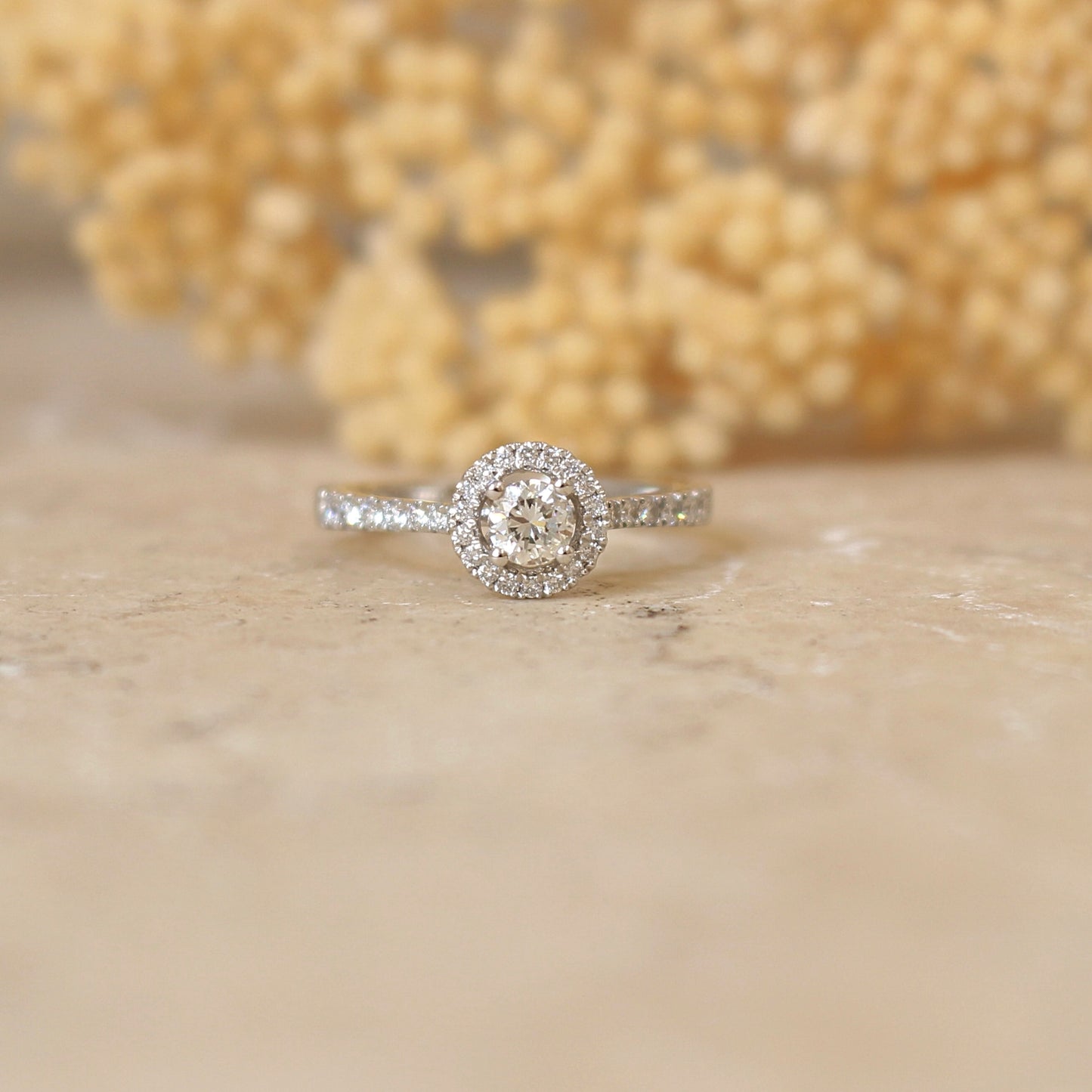 Solitaire en diamants entouré de diamants en sertis grain sur une monture en or blanc-bague de fiançailles
