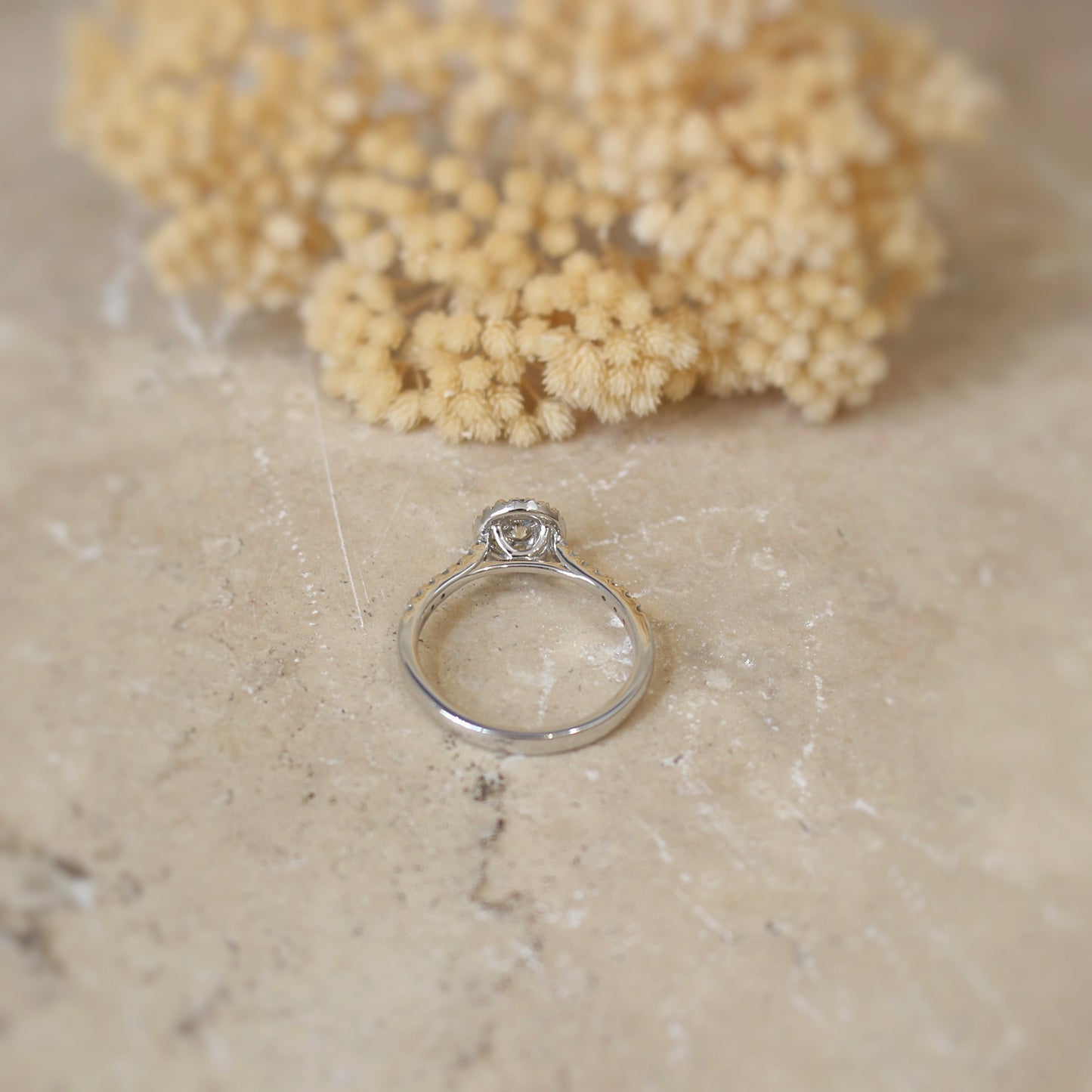 solitaire diamants taille brillant avec un entourage de diamants
