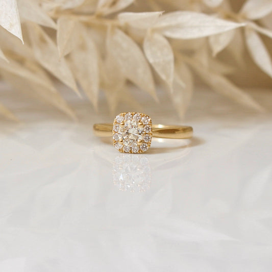 Solitaire diamant, entourage diamants, monture en or jaune 750/1000