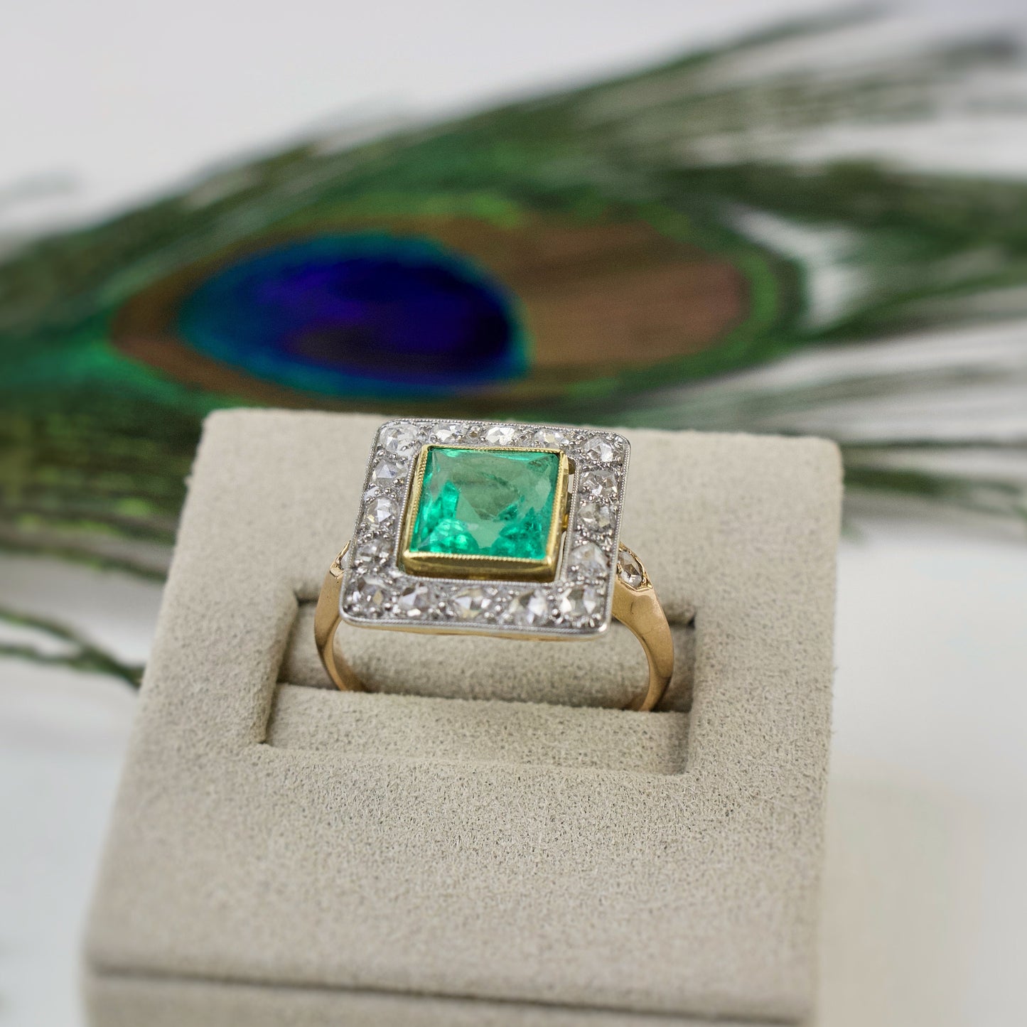 Superbe bague ancienne vers 1920 avec en son centre une émeraude de 2 carats entourée de diamants