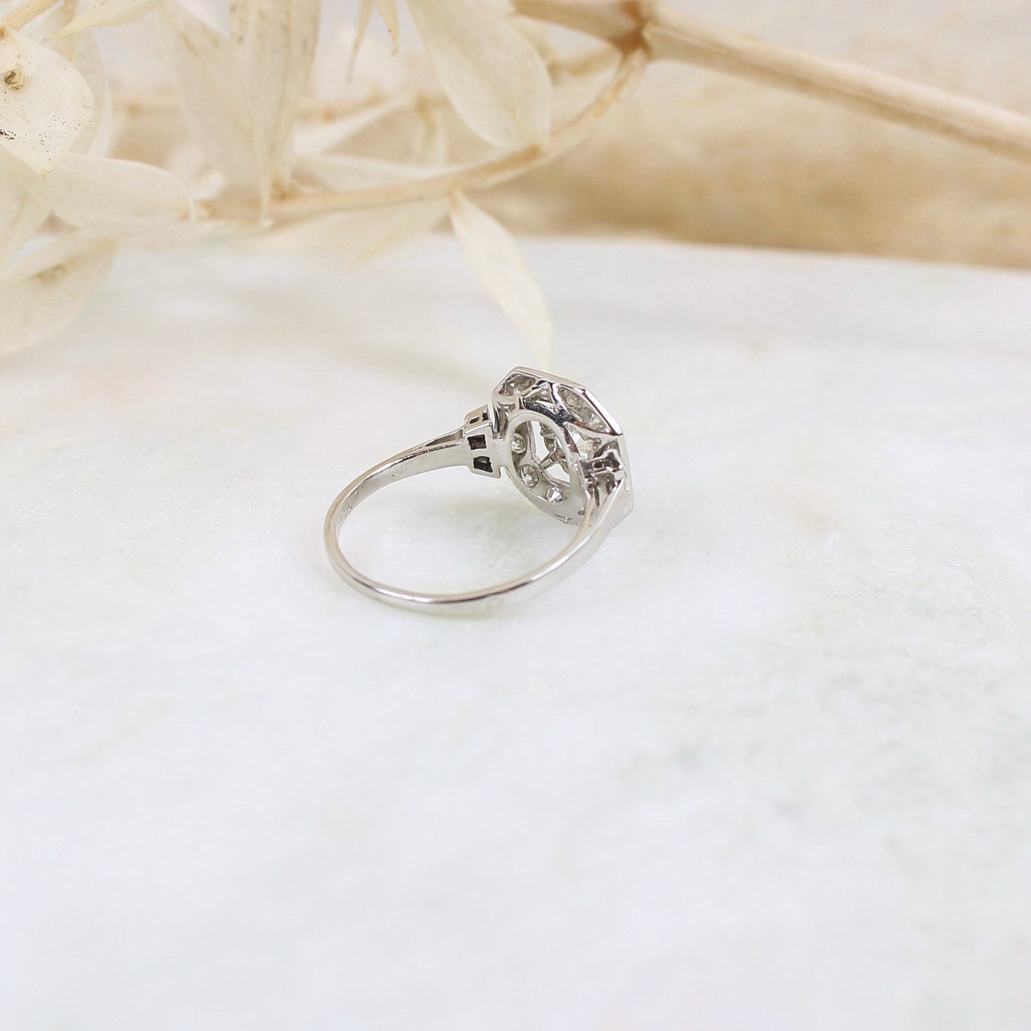 panier d'une bague art déco en platine, forme octogonale et pavage de diamants