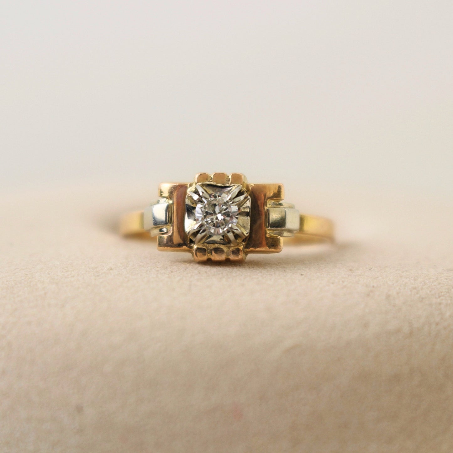 Superbe bague ancienne époque art déco en platine et or rose ornée d'un diamant taille moderne serti de 4 double griffes