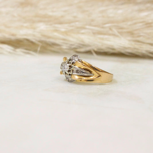 bague art déco en or rose platine et diamants de pavage sur les motifs floraux