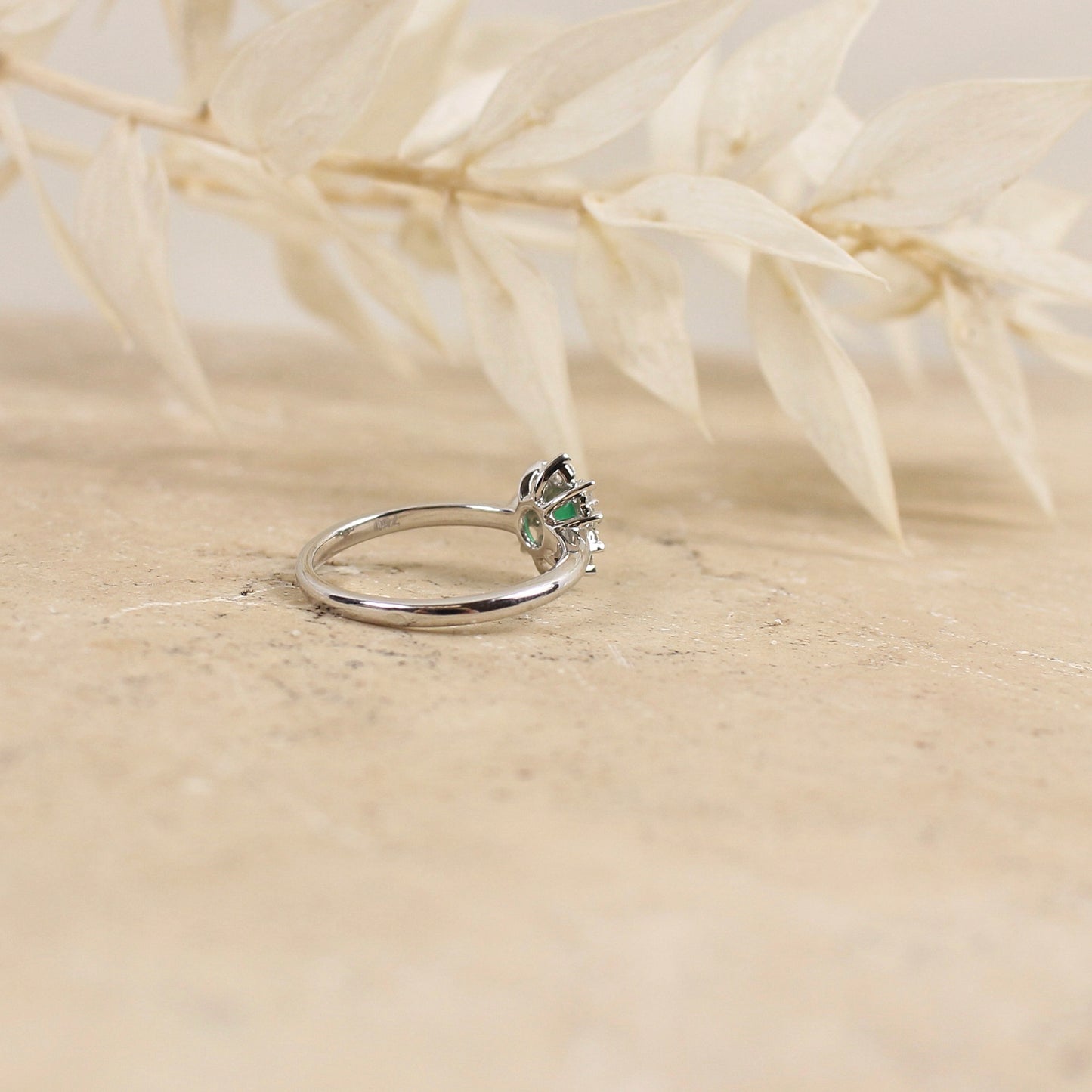 bague de fiancaille marguerite émeraude et diamants