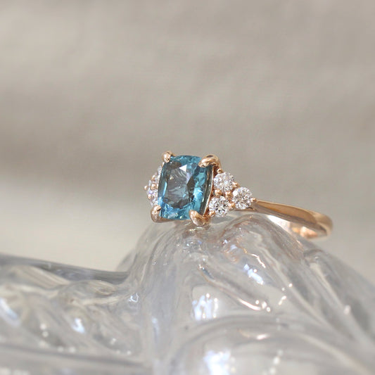 bague de fiançailles tourmaline bleue et diamants sur or rose