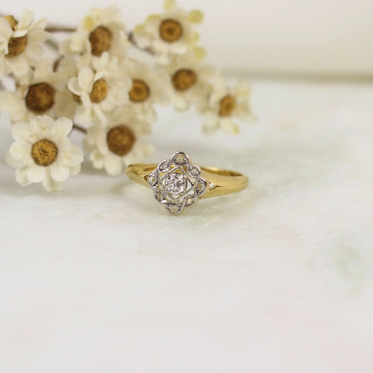 Bague fleur filigrane en diamants et panier ajouré