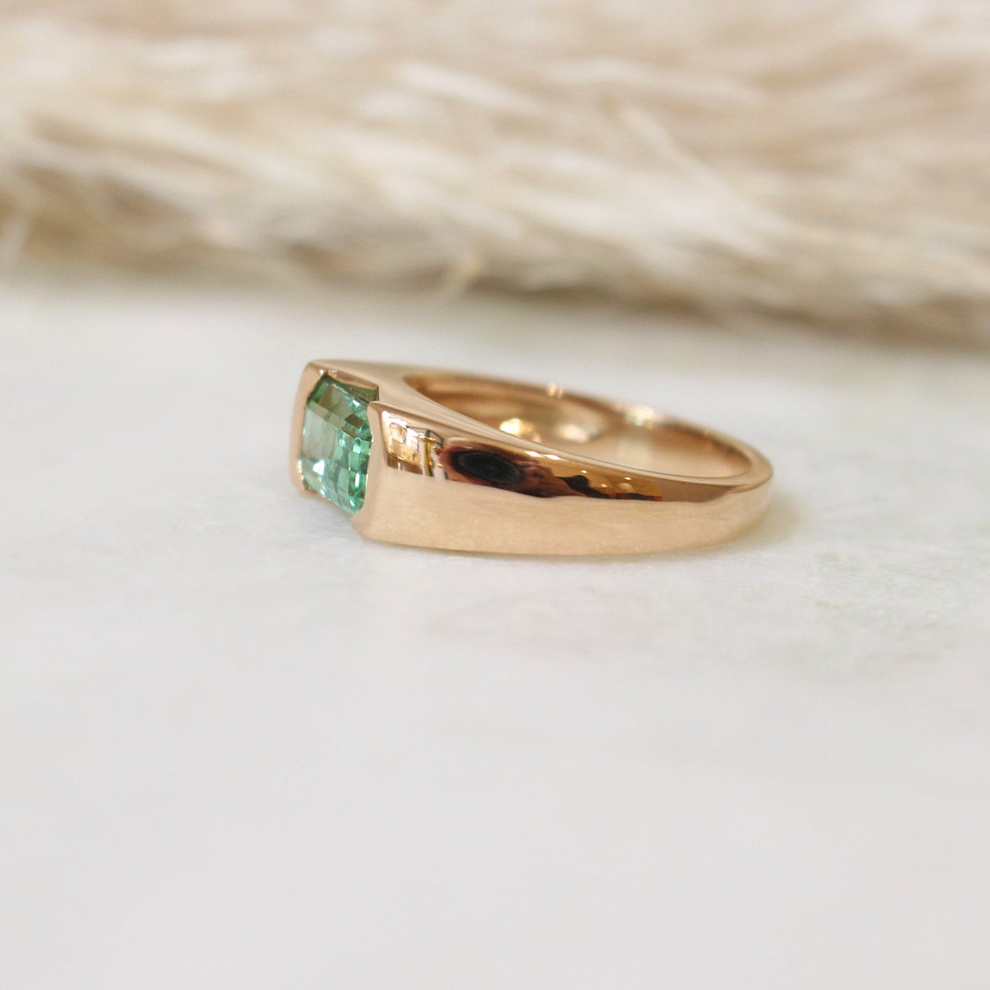 Tourmaline verte rectangle a pans coupés sertie dans la masse d'une bague jonc en or rose
