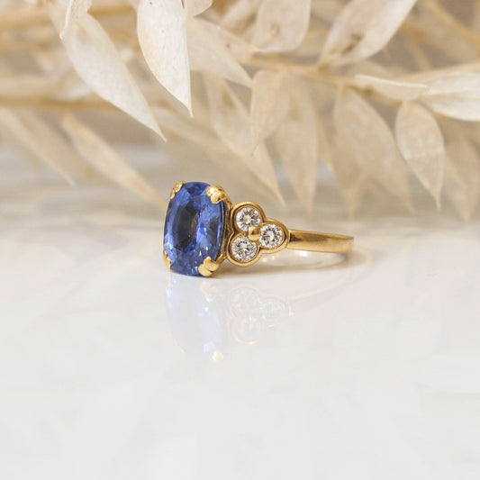 Bague saphir bleu épaulé de chaque coté par 3 diamants sertis clos