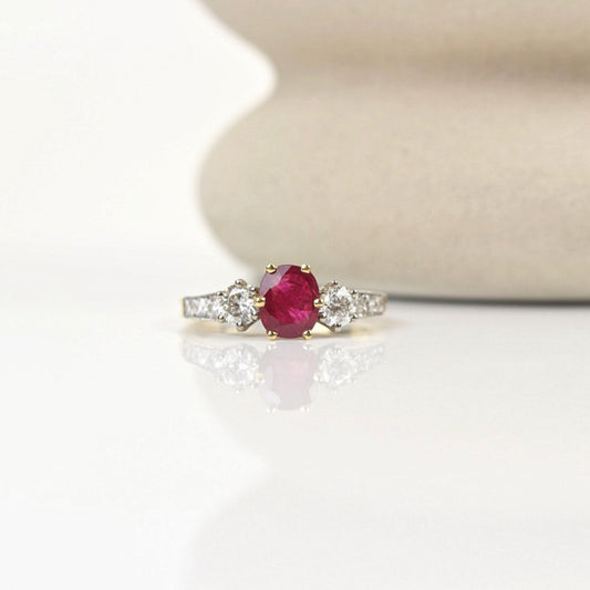 Bague solitaire Rubis épaulé diamants