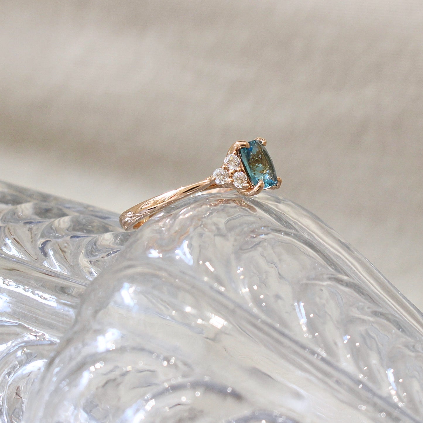 Bague tourmaline taille coussin épaulée par une trilogie de diamants/or rose 18k