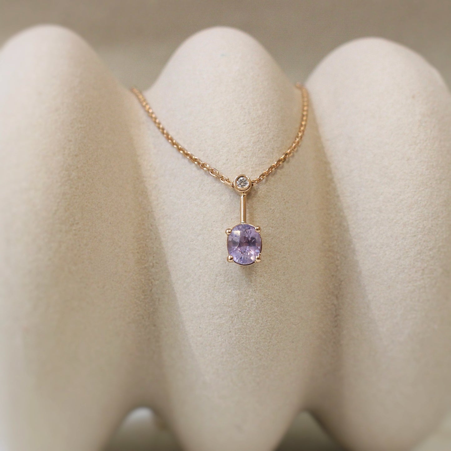 collier avec saphir lila et diamant sur or rose