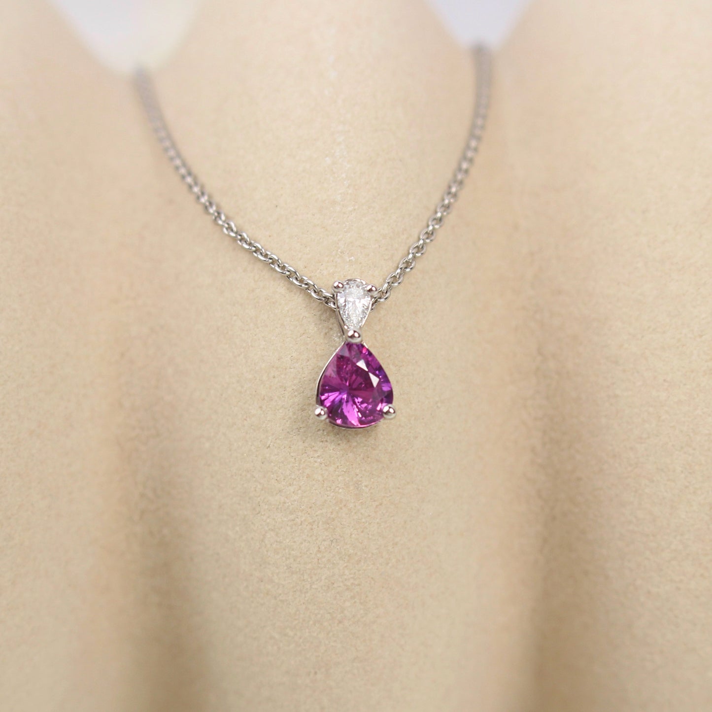 pendentif collier goutte avec un saphir rose et un diamant poire