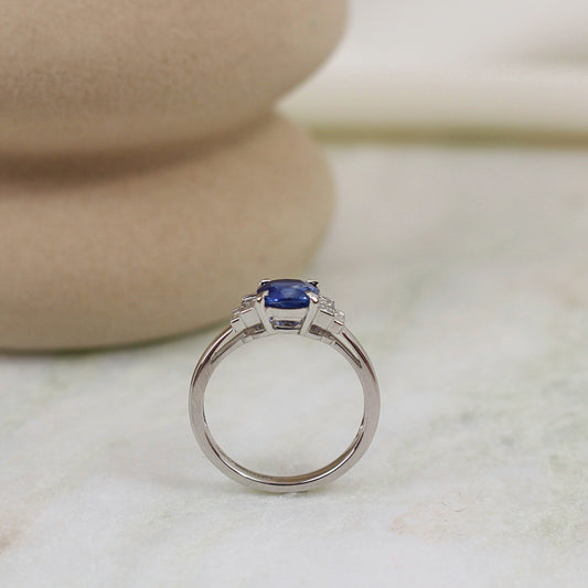 Bague de fiancaille saphir taille coussin et diamants baguette en escalier