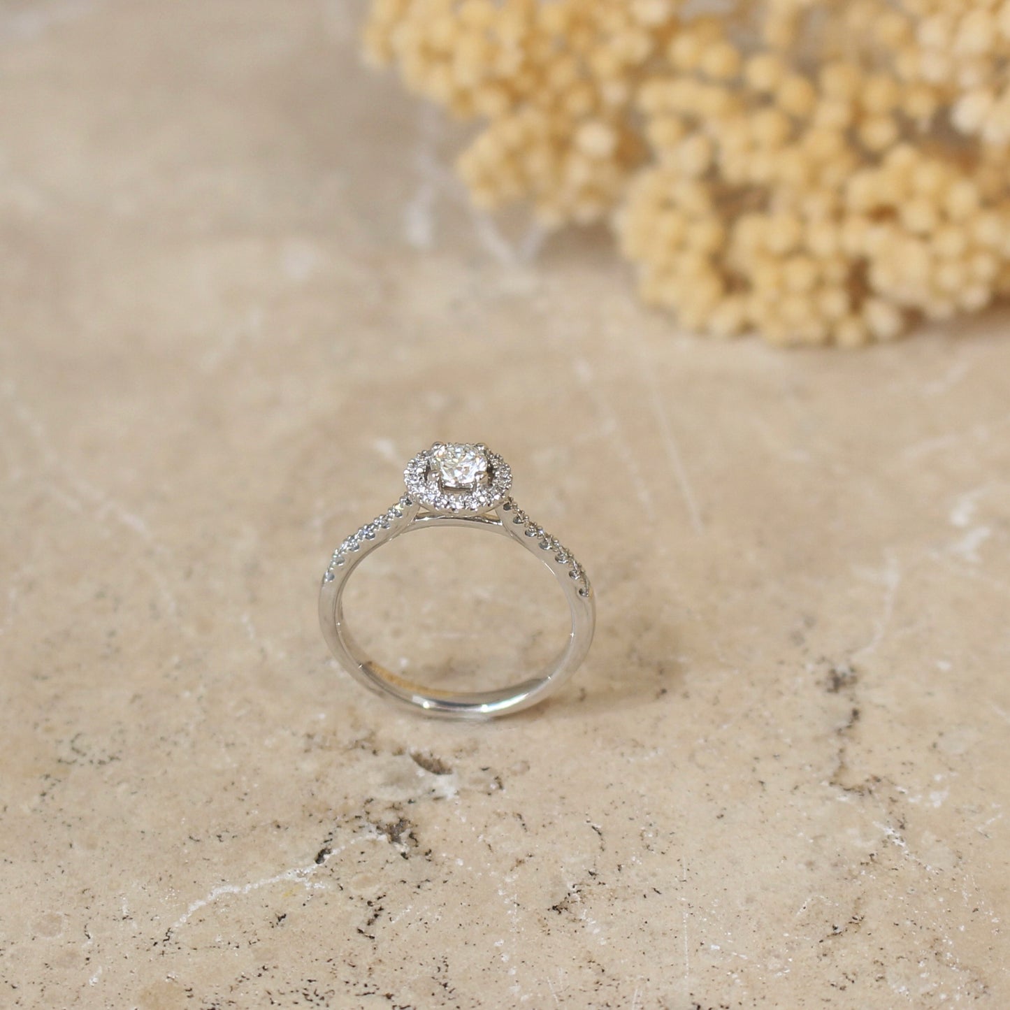 Solitaire diamant serti 4 griffes avec un halo de diamants en entourage