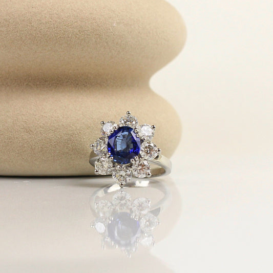 Superbe bague margurite en saphir et diamants, couleur bleue superbe