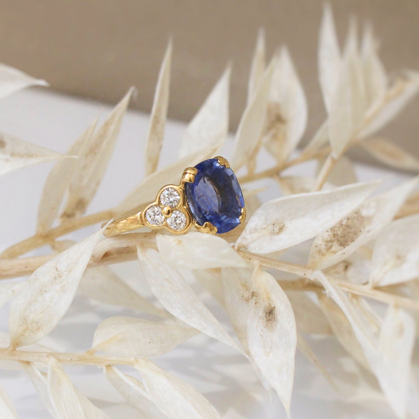 Superbe solitaire saphie taille coussin de 4 carats, épaulé de diamants