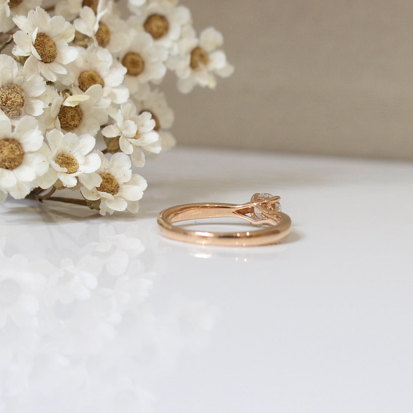 vue de dos /solitaire diamant serti griffes sur une monture en or rose 750
