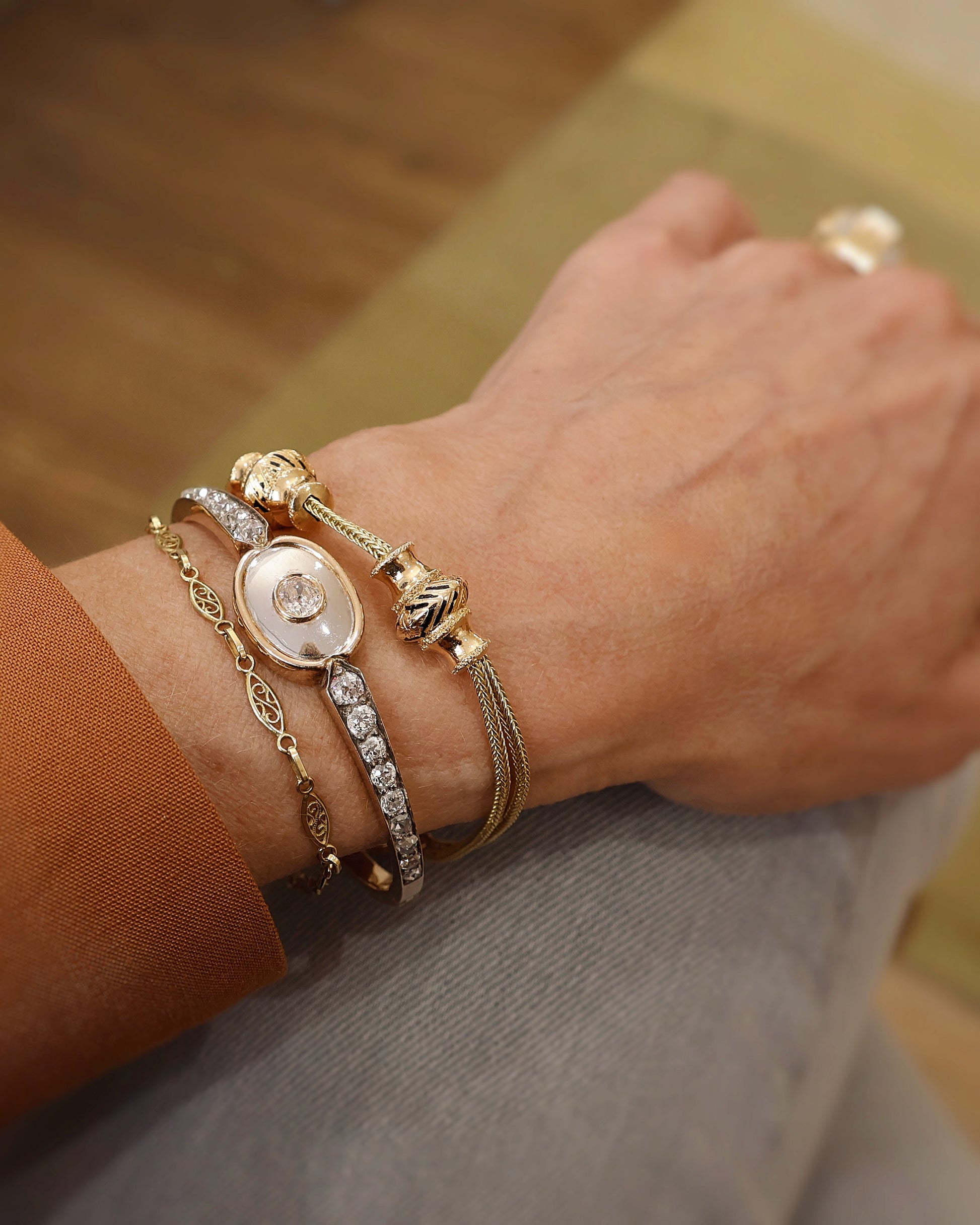 3braceletsanciens-unechainedemontre-unechainemaillefiligranne-joncouvrantsertidediamants