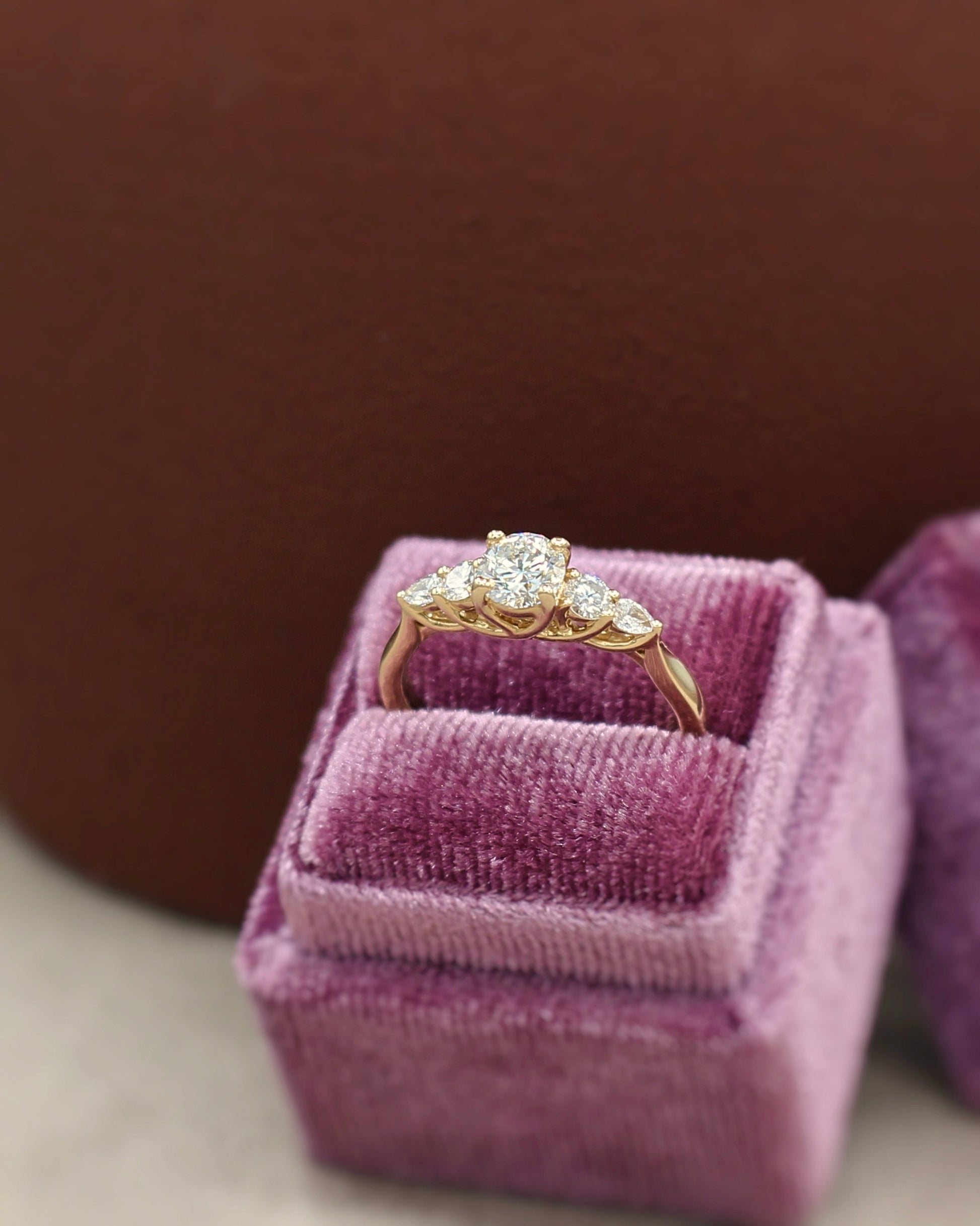 Bague 5 diamants taille brillant et poire en or 18K