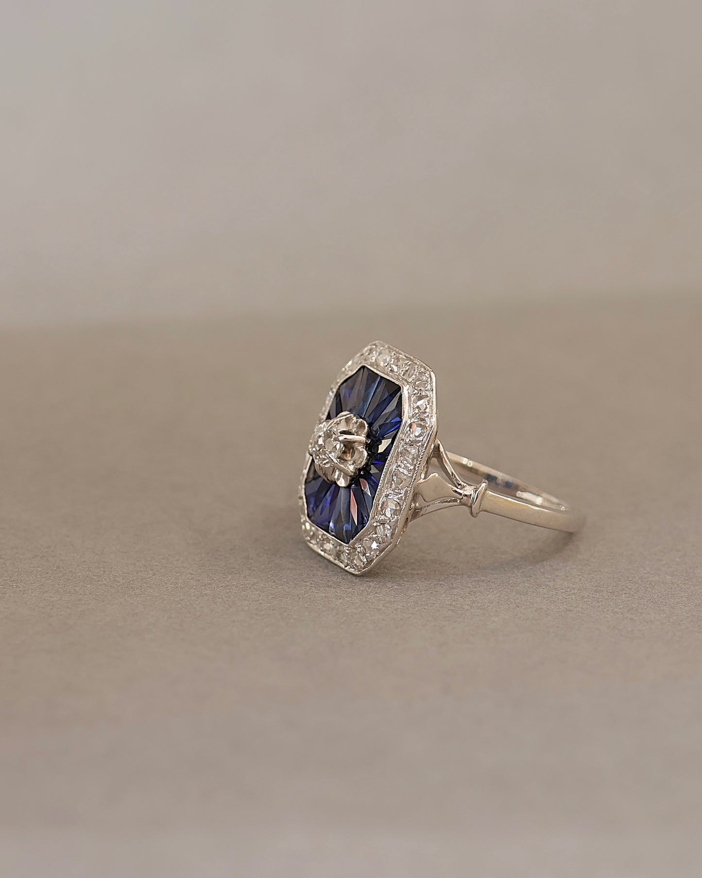 Bague Art Deco or et platine diamants et saphirs bleus