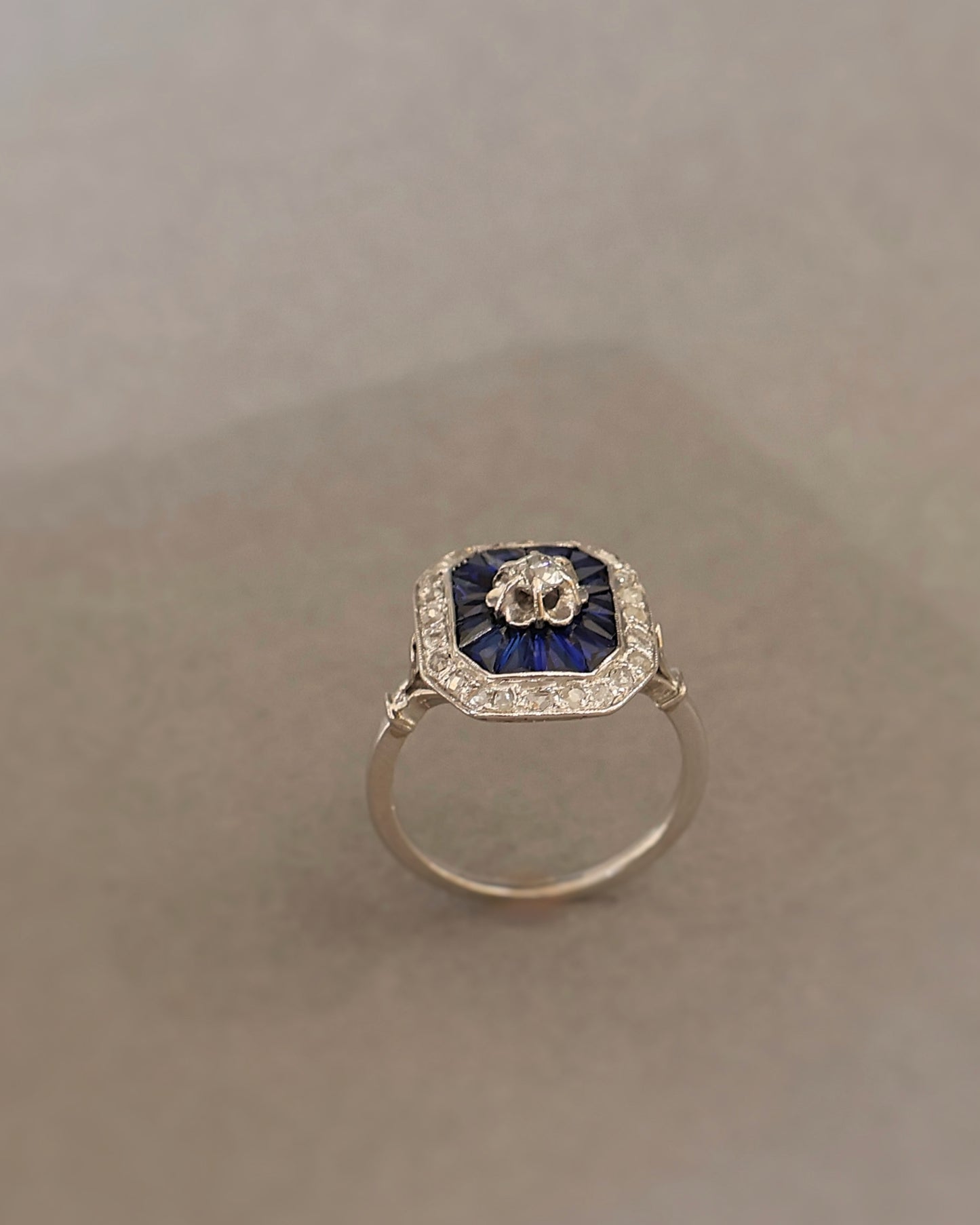 Bague Art Deco platine et or 18K saphirs diamants