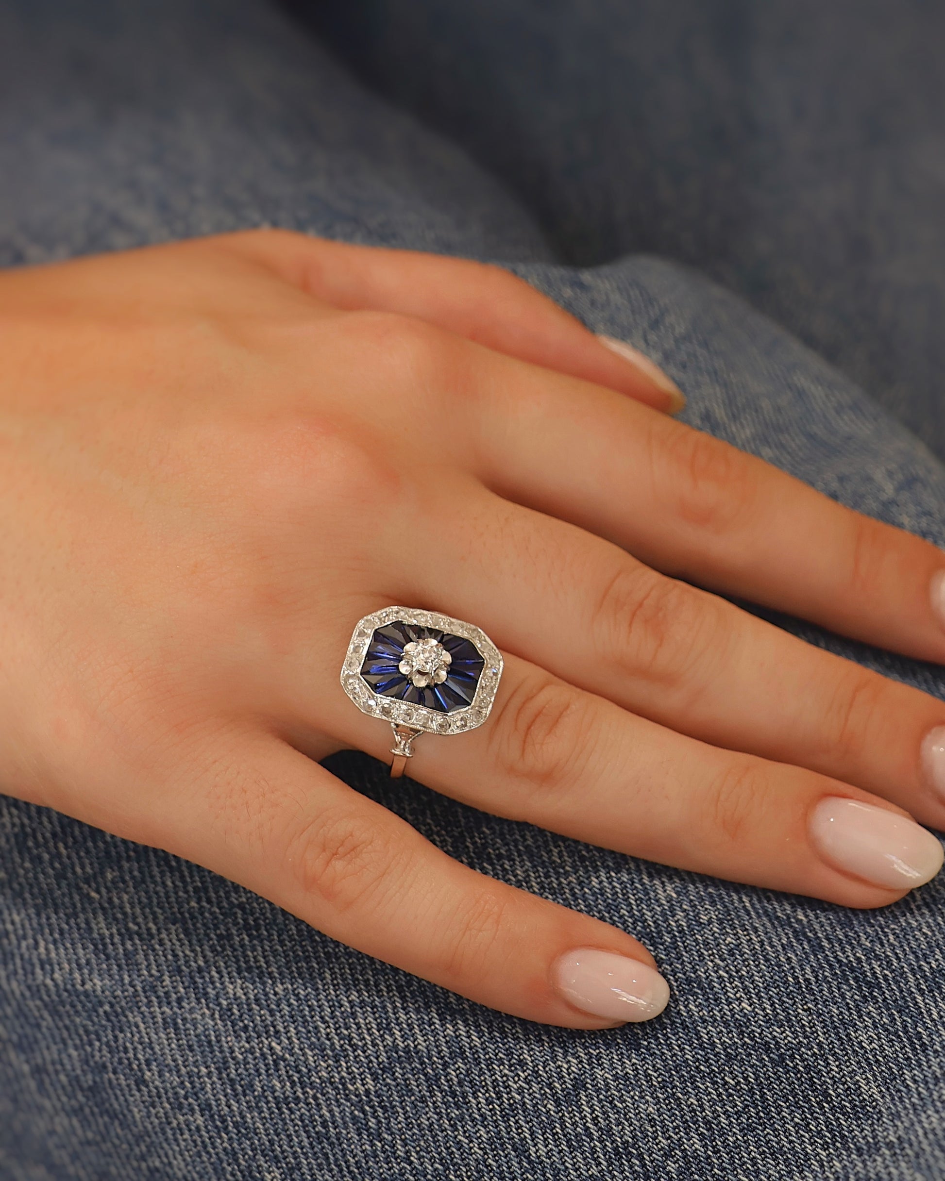 Bague Art Deco saphirs calibres et diamants