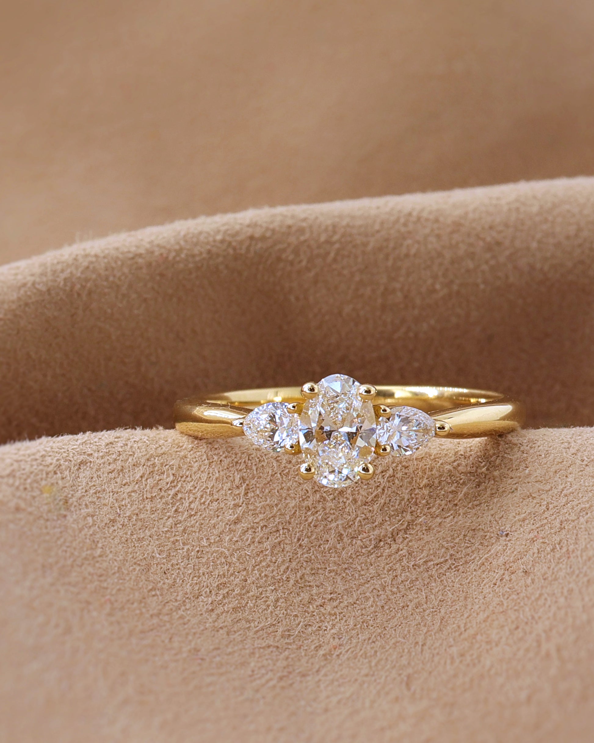 Bague_de_fiancailles_diamant_ovale_avec_2_diamants_poire