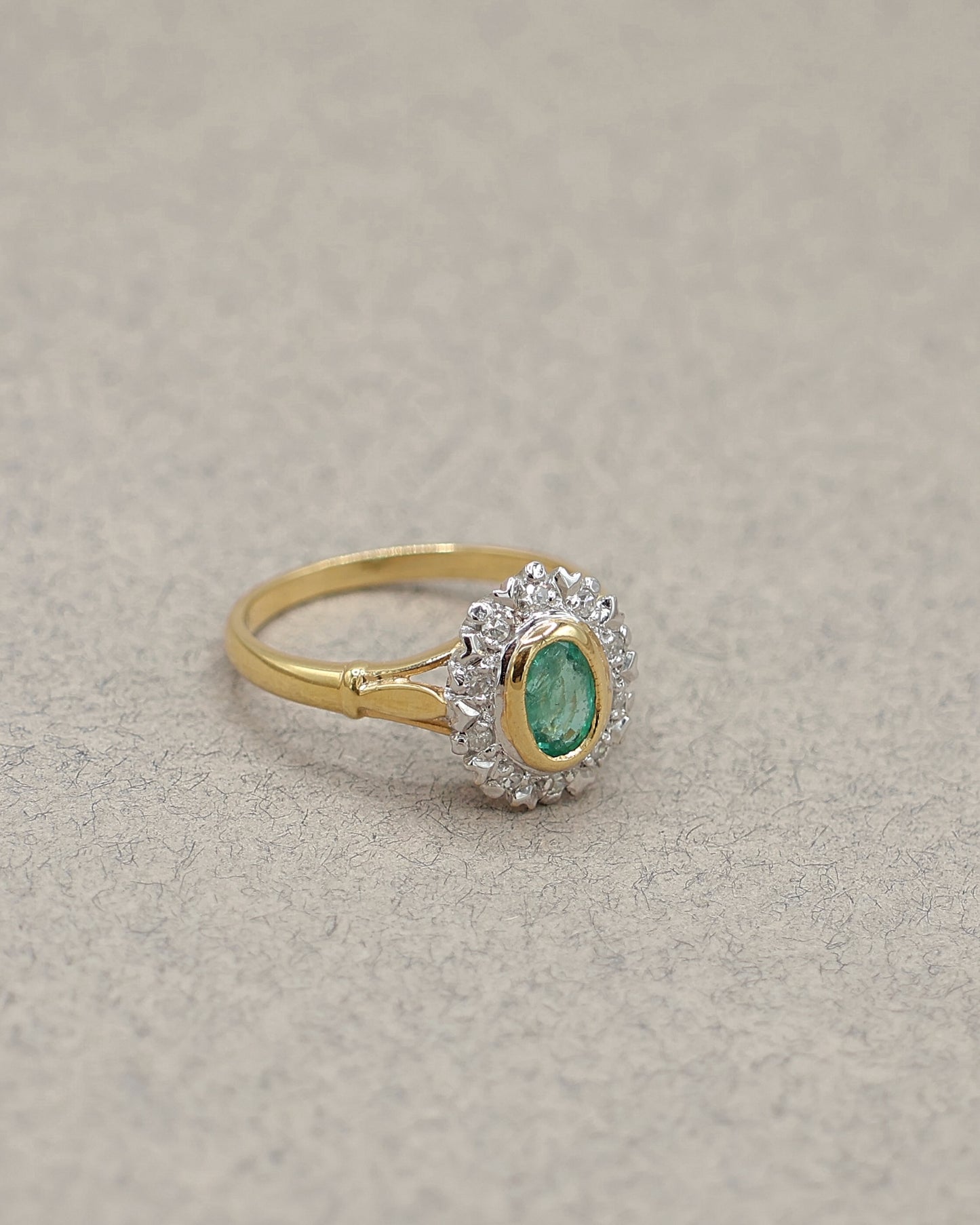 Bague ancienne emeraude et diamants or 18K