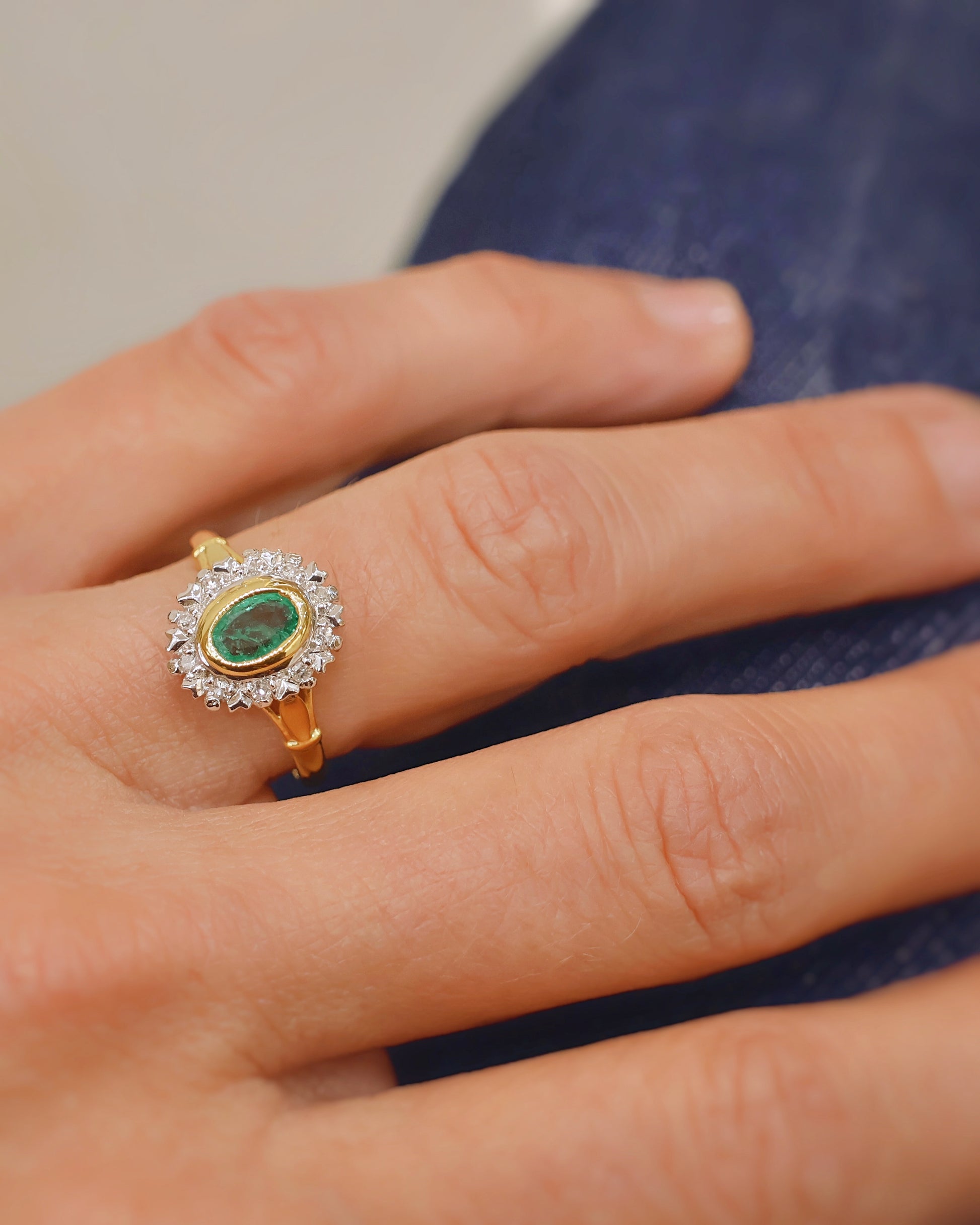 Bague ancienne marguerite emeraude entourage diamants or 18K