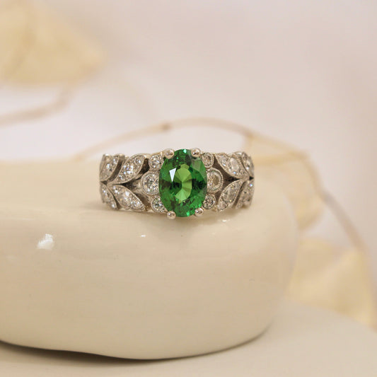 bague bandeau diamants motifs feuillage- au centre un grenat tsavorite taille ovale