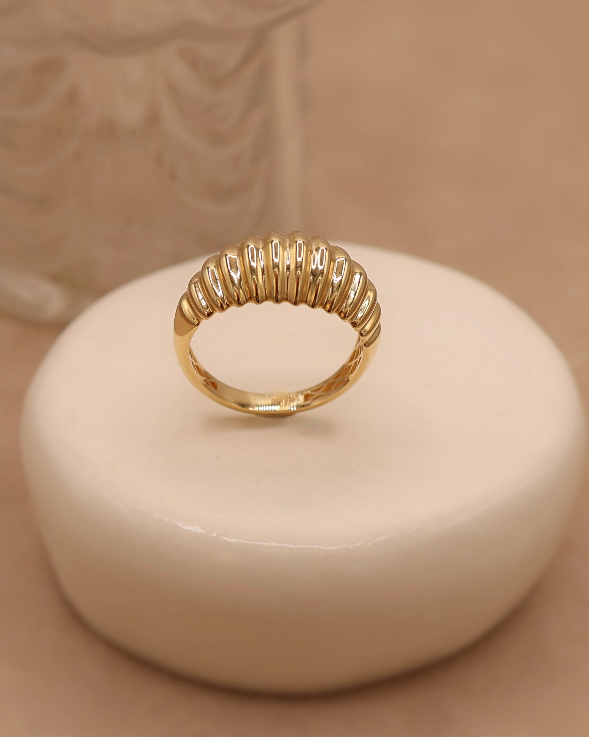 Bague bombée godronnée en or jaune 18K