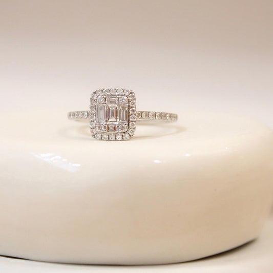 Bague diamants taille baguette forme coussin sur or blanc bague de fiançailles moderne et et élégante 