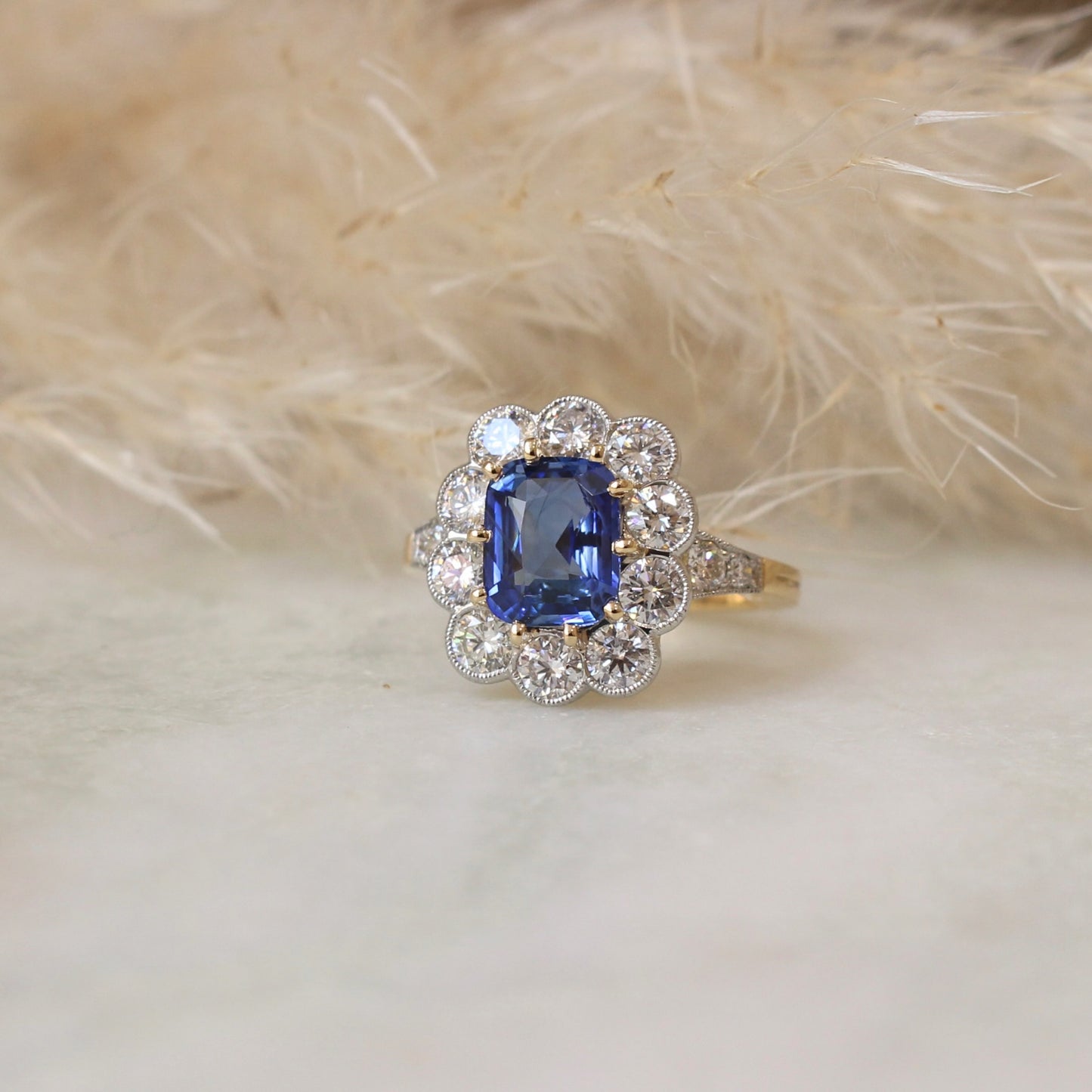 Bague de demande en mariage- saphir bleu entouré de diamants.jpeg