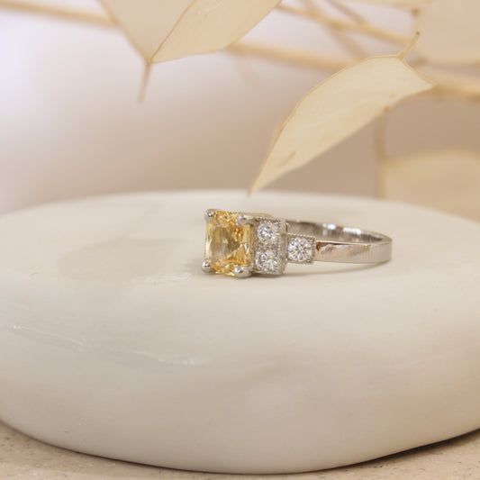 Bague de demande en mariage avec un saphir jaune et des diamants-monture originale en platine dans le style Art Déco
