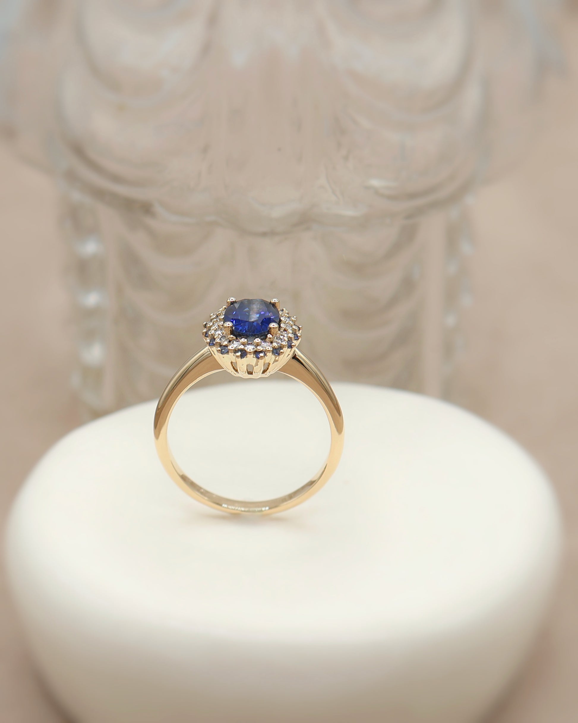 Bague de fiancailles entourage saphirs bleus et diamants or jaune 18K