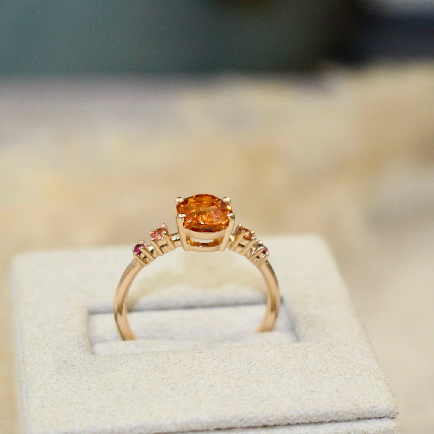bague de fiançailles ou de naissance  ornée dune spessartite orange sur une monture en or rose
