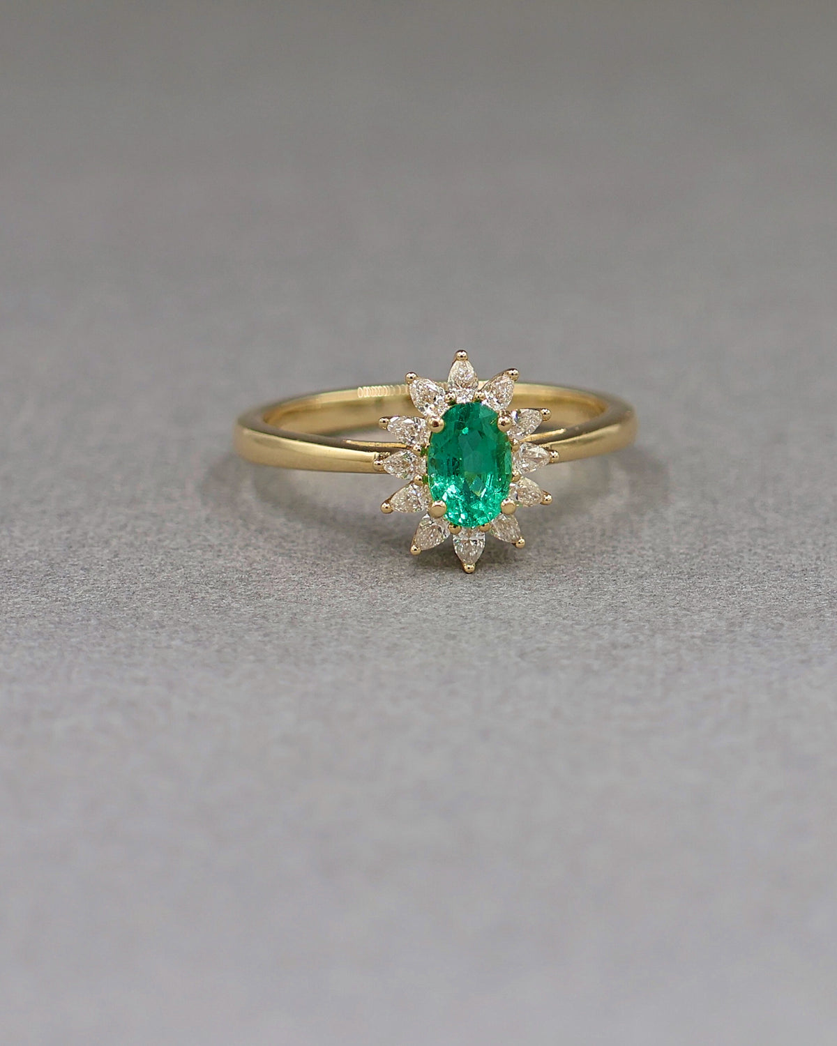 Bague emeraude entourage diamants poire or jaune 18K