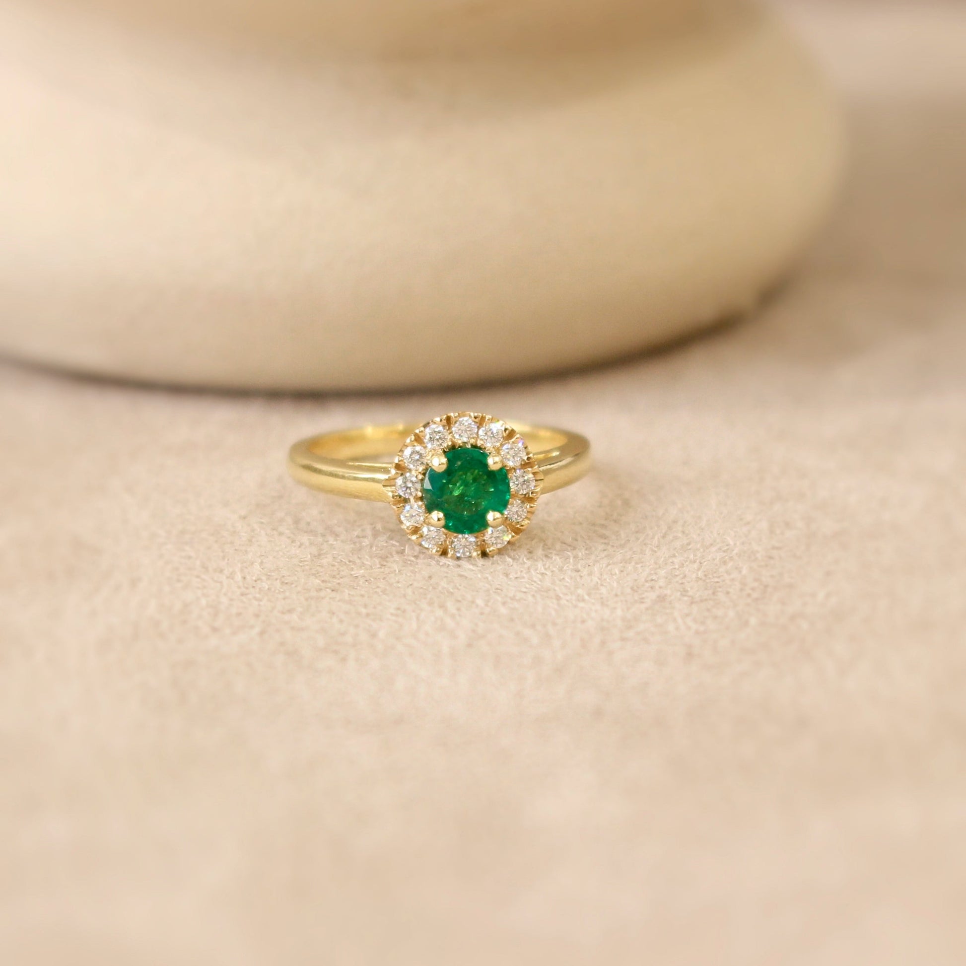 bague émeraude entourage diamants sur une monture en or jaune 18K