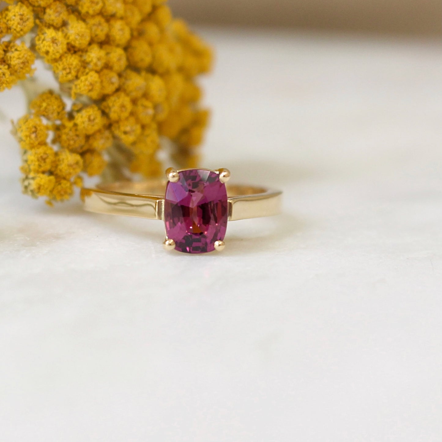 Bague en or jaune 750/1000 avec un ytrès beau grenat rhodolite taille tonneau en serti 4 griffes