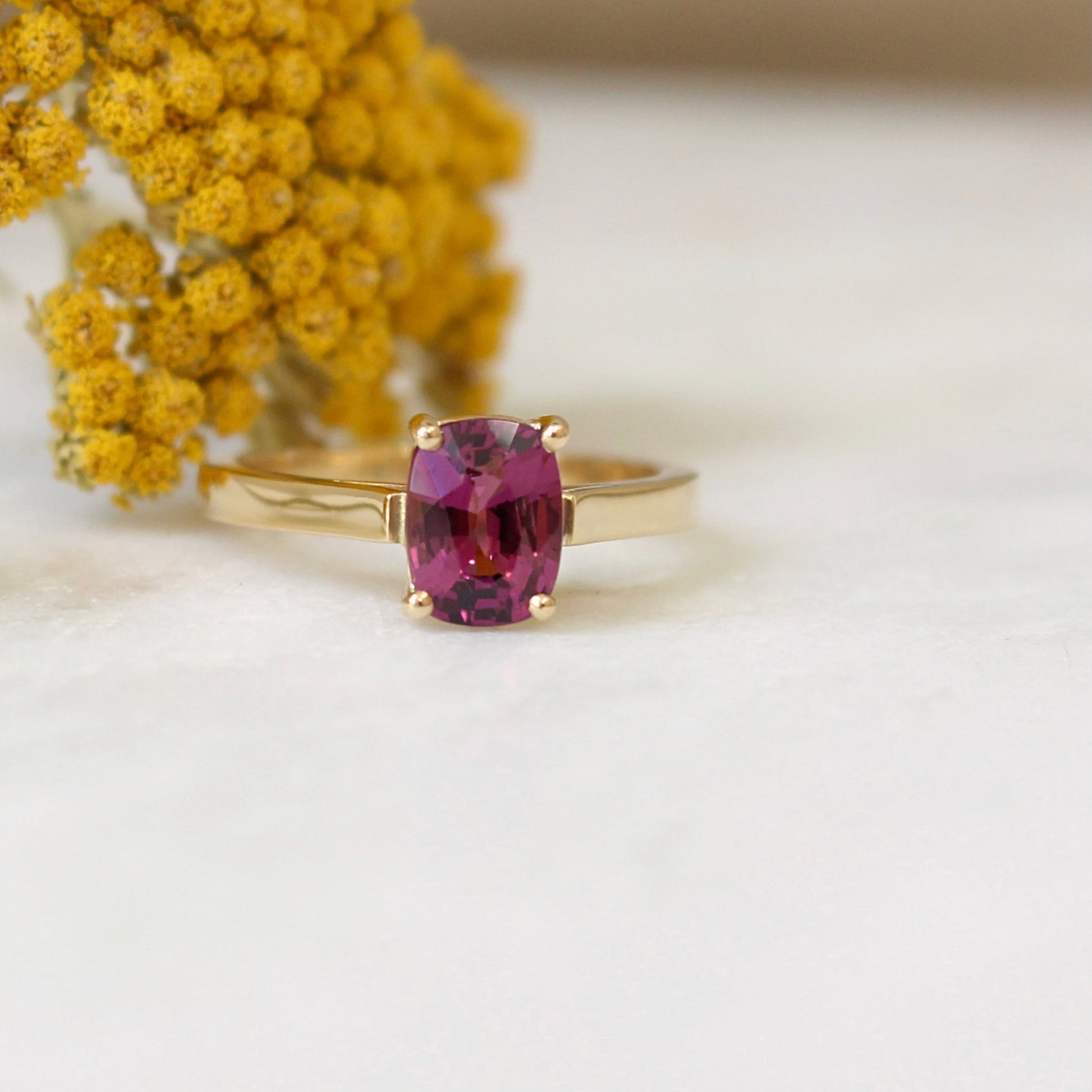 Bague en or jaune 750/1000 avec un ytrès beau grenat rhodolite taille tonneau en serti 4 griffes