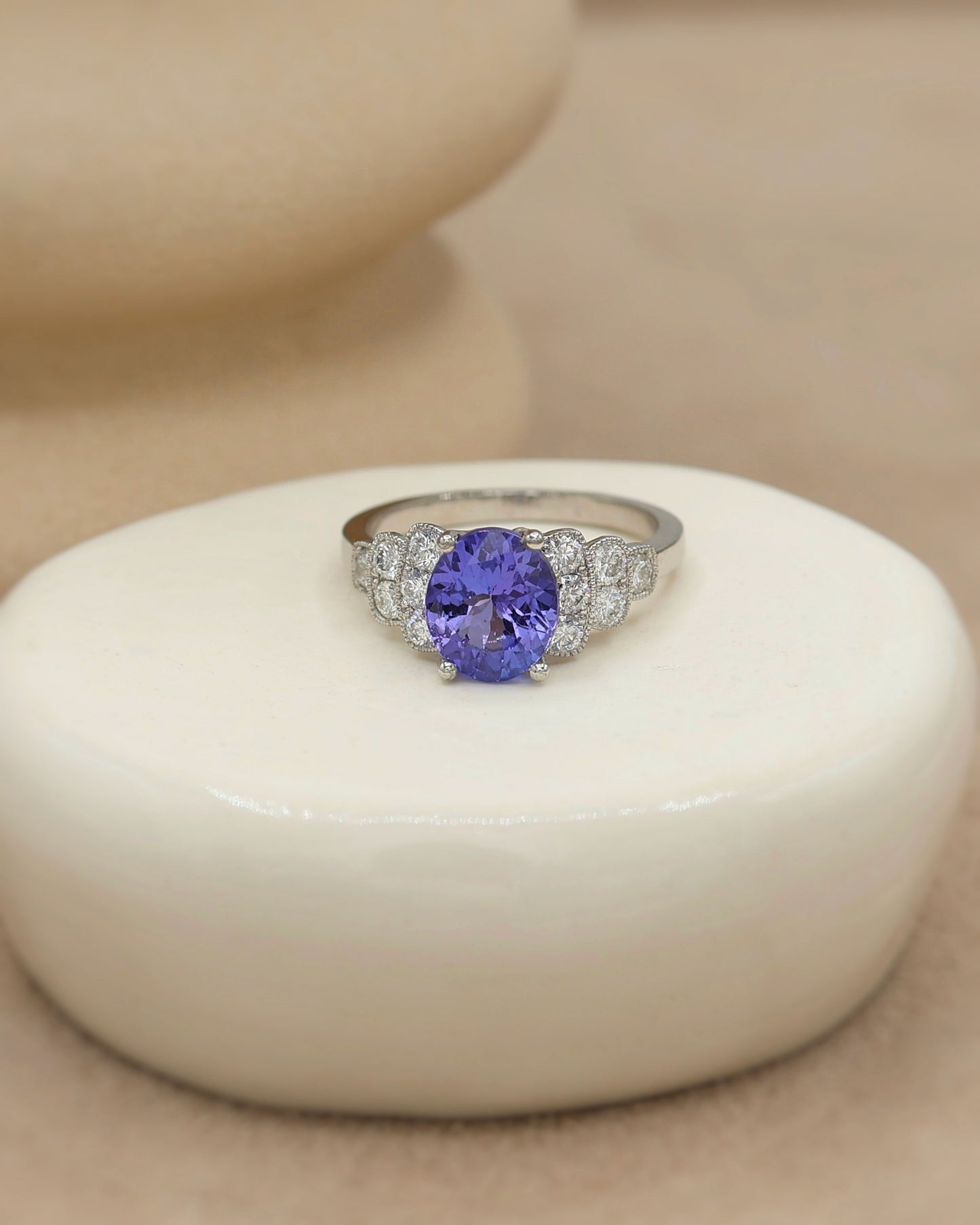 Bague en platine esprit Art déco tanzanite diamants