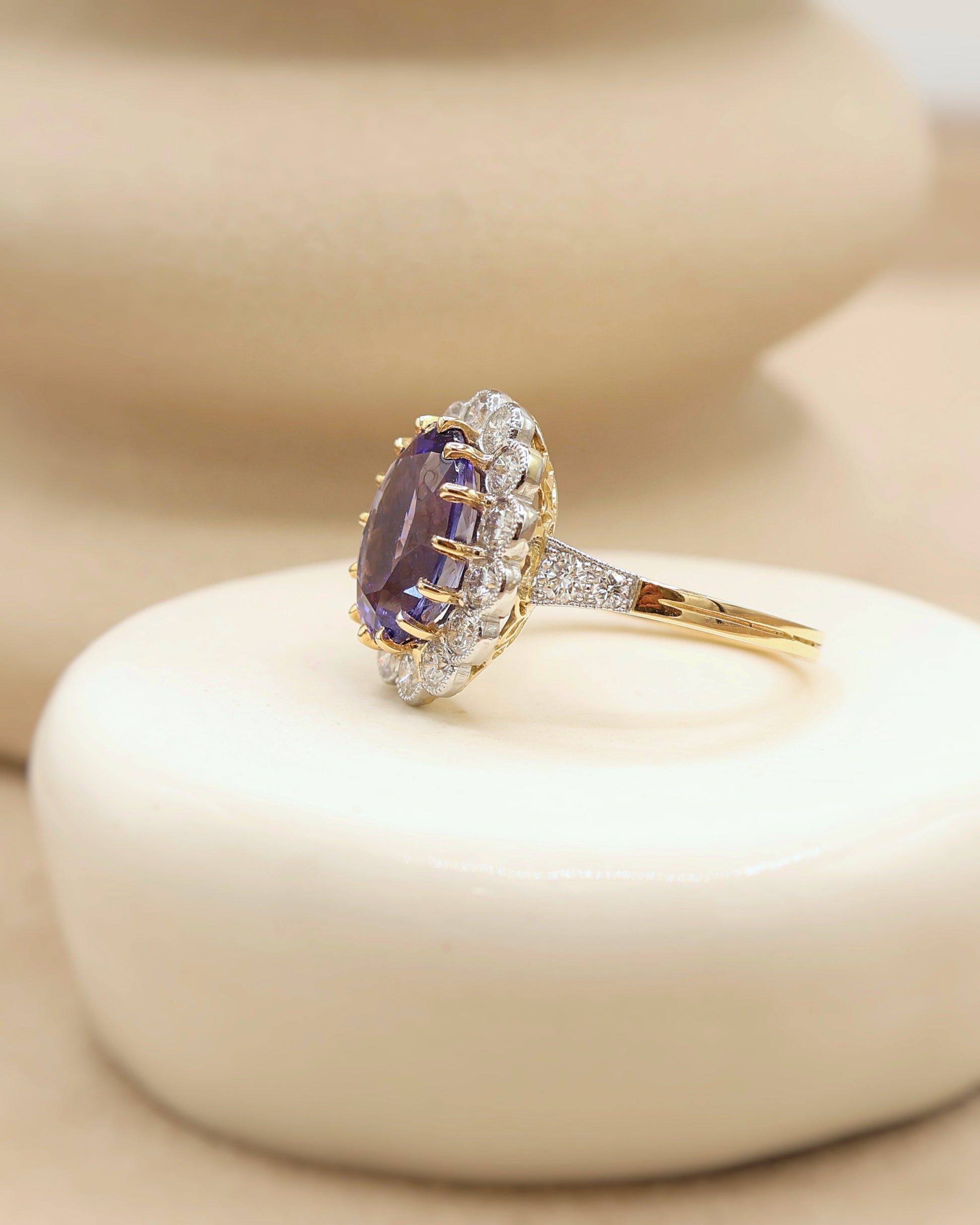 Bague entourage Tanzanite et diamants or 18K