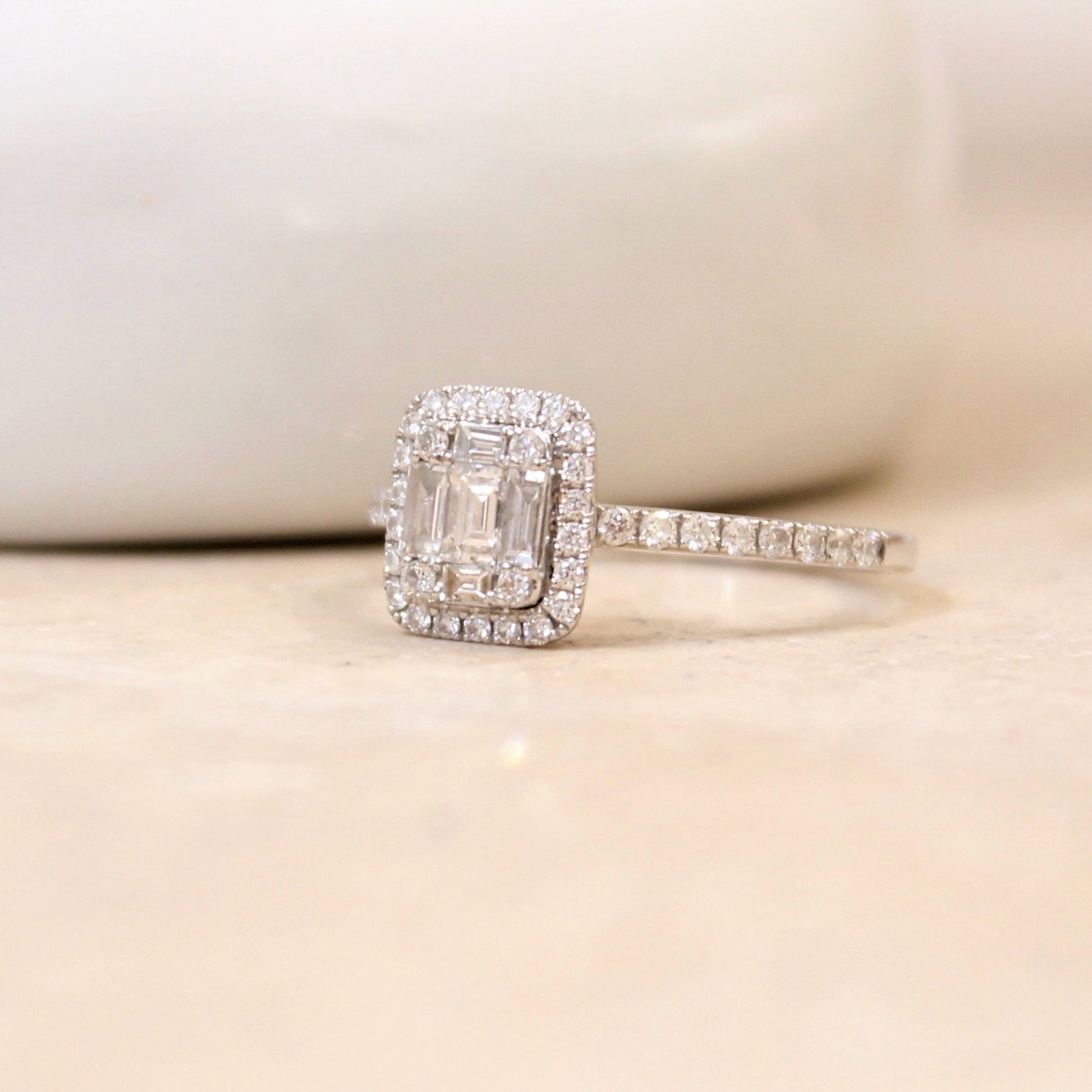 Bague diamants baguettes entourage sur or blanc